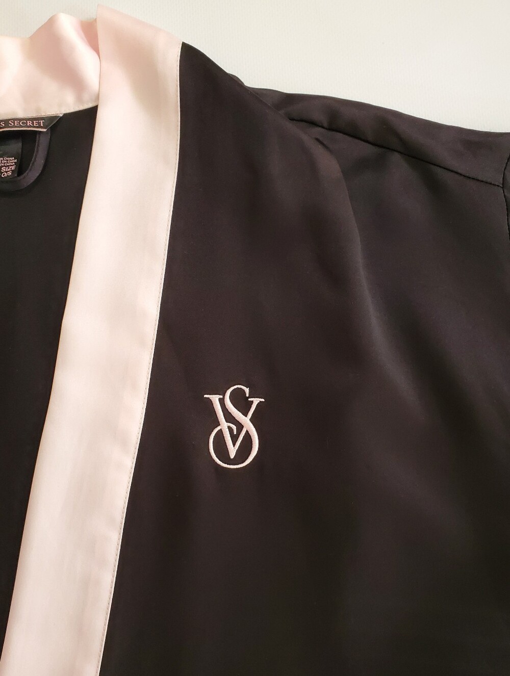 🟢2669 * Victoria's Secret Satin Kimono Robe Logo Black Pink One Size - Picture 7 of 12